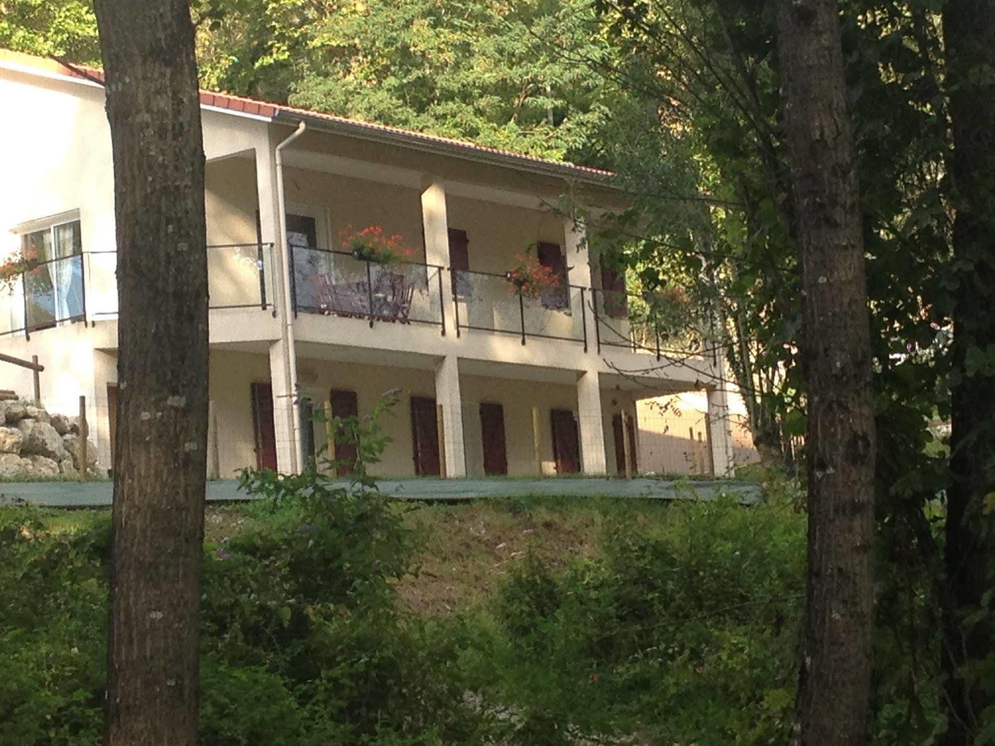 Le Mas De Servant Roulottes Et Chambres D'Hotes Auberives-en-Royans Esterno foto